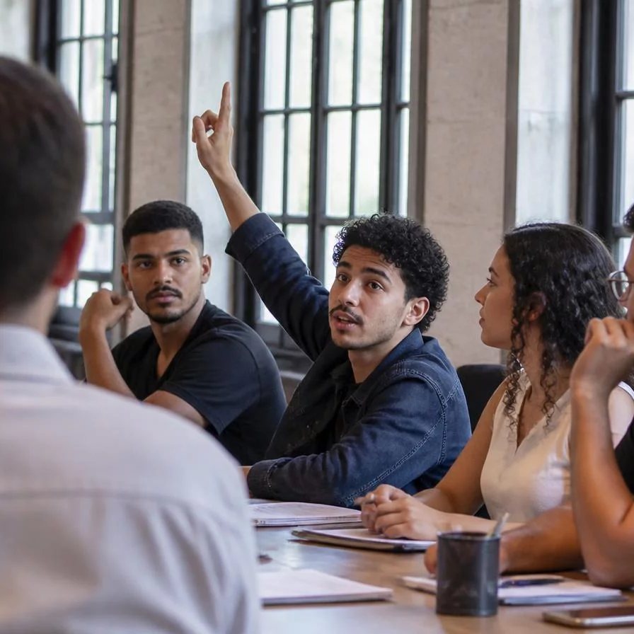 Roda de participantes; um deles repete em voz alta o argumento do colega antes de dar a resposta